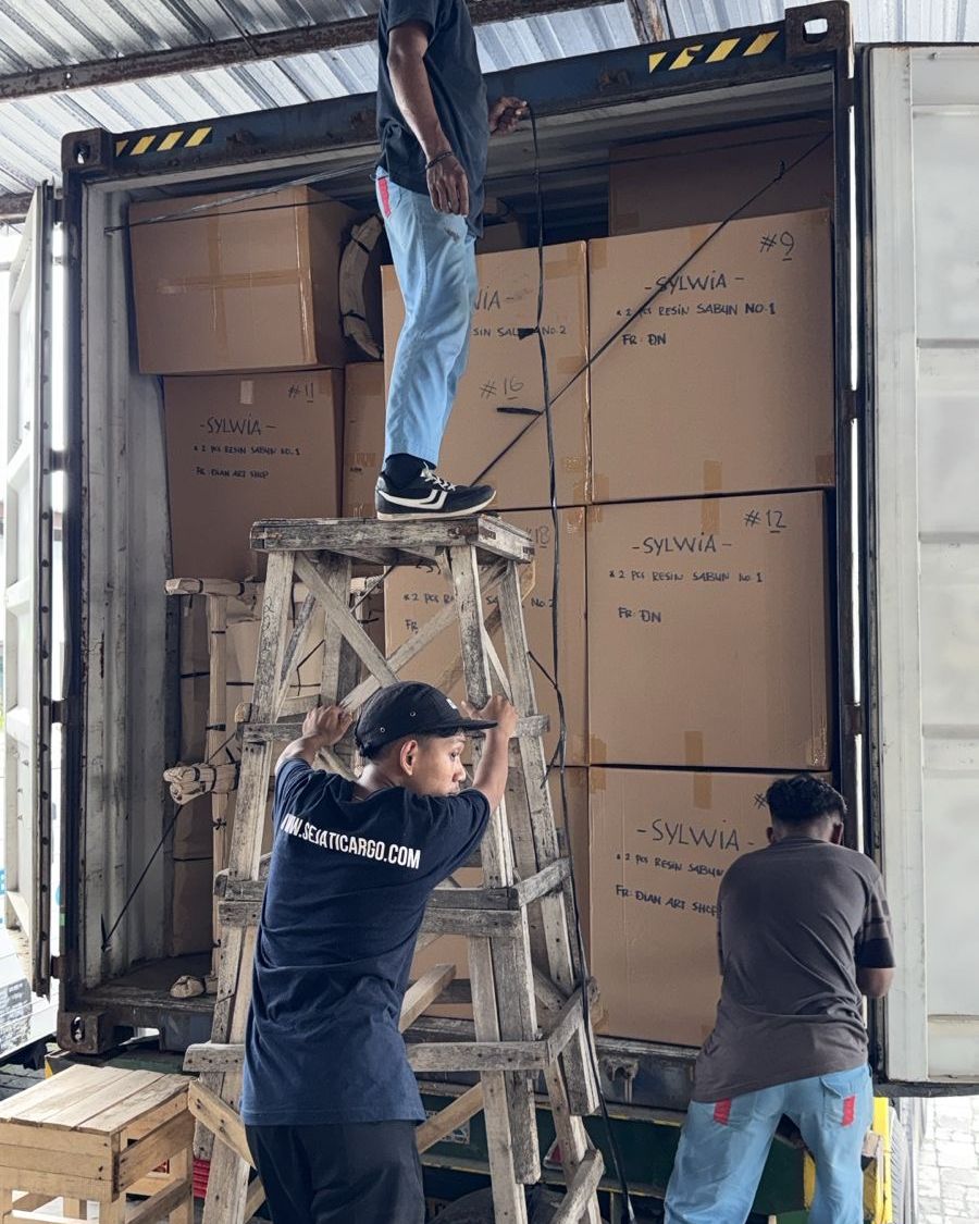 Loading a full container (FCL) in Bali